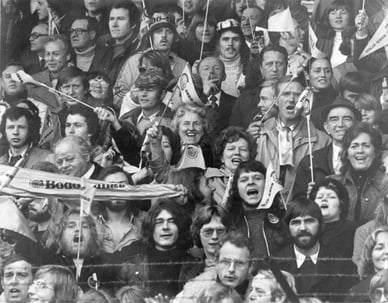 Glimtsupporterne farget Ullevaal gul og revolusjonerte norsk fotball i 1975.