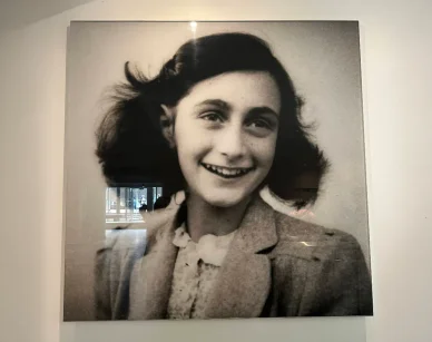 Maison Anne Frank portrait d’Anne Frank. Portrait exposé à la Maison Anne Frank.
