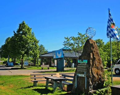 Wo befindet sich der Weißwurstäquator in Bayern – das Denkmal und seine Bedeutung