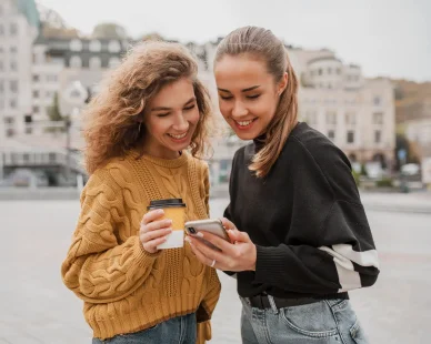 شخص يعرض لصديق توصية بمنتج على الهاتف الذكي