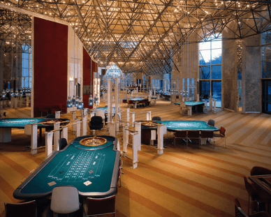 Interieur der Merkur Spielbank Hohensyburg mit Roulette- und Spieltischen