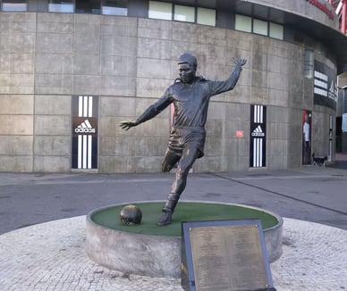 Estátua de Eusébio perto do Estádio da Luz