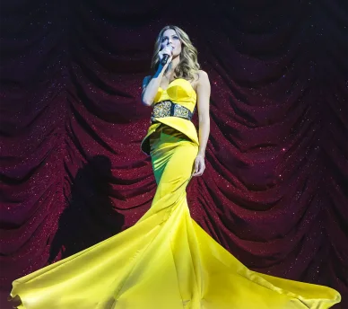 Iris Mittenaere robe jaune spectacle scène.