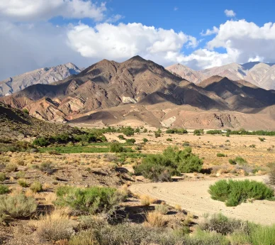 الطبيعة الجغرافية والتضاريس الجبلية والسهول المحيطة بمنطقة كاشمر