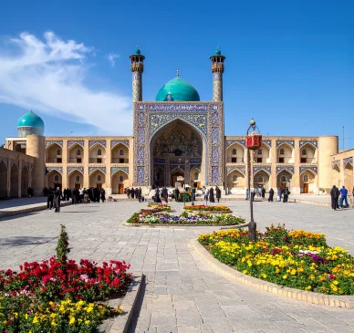 الفناء الداخلي للمسجد الجامع في كاشمر مع حدائق وإيوان مزخرف بالفسيفساء