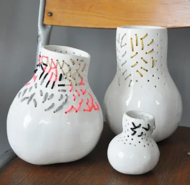 Tableau d'Aurélie Mathigot, vases en céramique brodés.