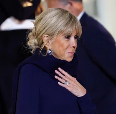 Brigitte Macron look coiffure événement officiel. Brigitte Macron profil coiffure élégante.