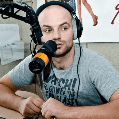 Слава Дьомін під час ефіру в радіостудії Дьомін під час ефіру