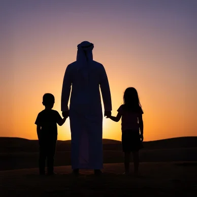 صورة ظلية لأب عربي يرتدي الزي التقليدي وهو يمسك بيد ابنه وابنته