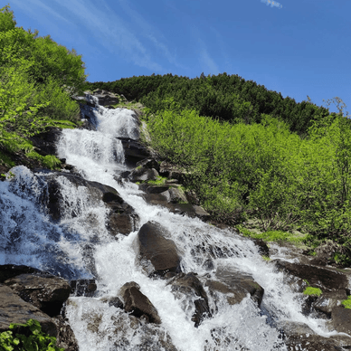Говерлянський водоспад, у підніжжя Говерли