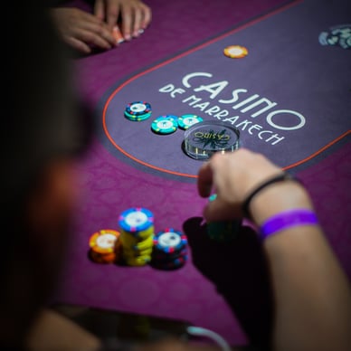 لقطة مقربة للعبة البوكر المباشرة في كازينو مراكش