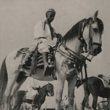 Молодой наездник в Гамбии, вероятно, во время традиционной церемонии или праздника в середине XX века