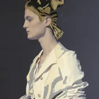 Photos Brodées d'Aurélie Mathigot, portrait de défilé brodé.