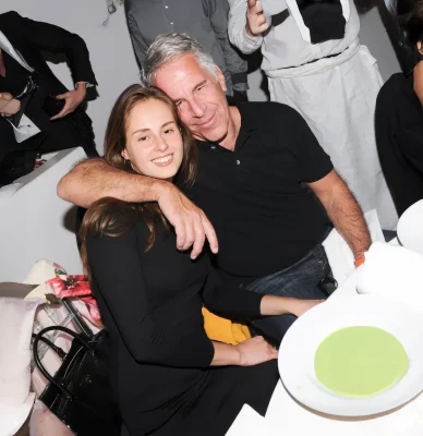 Jeffrey Epstein avec une jeune femme, photo en soirée.