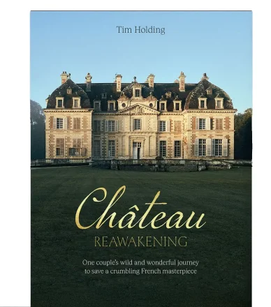Livre de Tim Holding sur la restauration du château de Purnon. Couverture du livre « Château Reawakening » devant le château de Purnon.