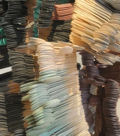 Tableau d'Aurélie Mathigot, empilement de formes textiles.