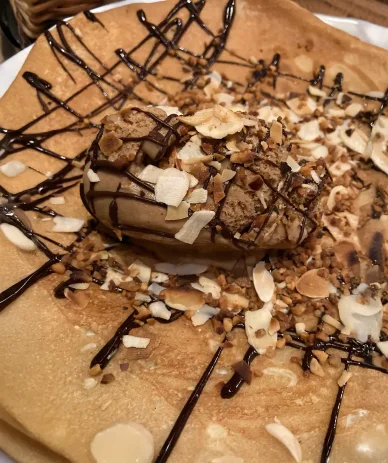Dessert gourmand de Triskell : crêpe de froment. Crêpe dessert au chocolat, glace et éclats d’amandes chez Triskell.