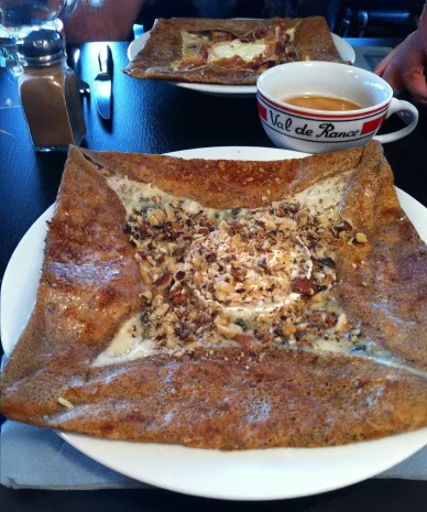 Spécialité de Triskell : galette bretonne croustillante. Galette de sarrasin aux noix et fromage chez Triskell.