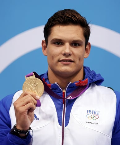 Florent Manaudou célèbre sa victoire olympique à Londres. Florent Manaudou avec sa médaille d’or aux Jeux Olympiques de Londres 2012.