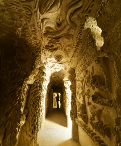Intérieur sculpté du Palais idéal du facteur Cheval. Galerie intérieure du Palais idéal du facteur Cheval.