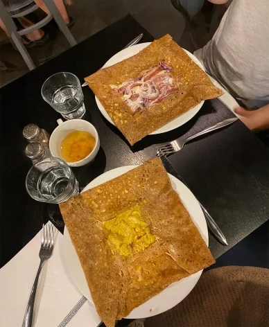 Formule de Triskell avec galettes et bolées. Deux galettes servies à table chez Triskell.