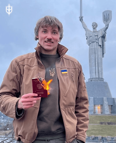 Боєць РДК, який символічно спалює свій російський паспорт Боєць РДК спалює свій російський паспорт