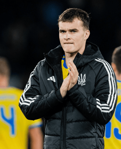Тарас Михавко після завершення футбольного матчу Тарас Михавко на полі