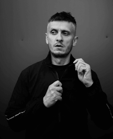 Український стендап-комік Ден Че, один із засновників Бродячого стендапу Український стендап-комік Ден Че