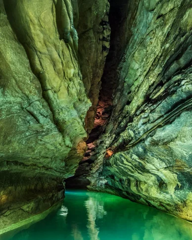 Passage impressionnant au cœur du Gouffre de Padirac. Galerie étroite et rivière verte dans le Gouffre de Padirac.