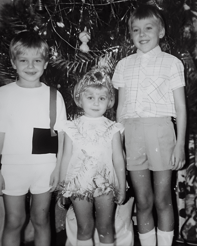 Відома українська співачка Олена Тополя у дитинстві Відома українська співачка Олена Тополя у дитинстві, поруч із нею двоє її старших братів