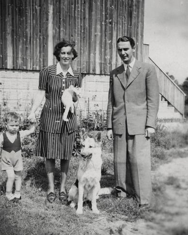 – Familjen i Sandviken 1942 poserar med moster Birgits husdjur. På fotot finns pappa Karl Gunnar Åberg, mamma Gurli Kristina Åberg, samt lille Lasse Åberg, tillsammans med en okänd katt och hunden Daina.