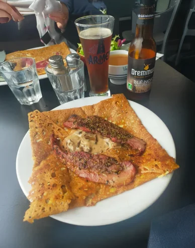 Spécialité salée de Triskell servie avec boisson. Galette de sarrasin au lard et bière artisanale chez Triskell.