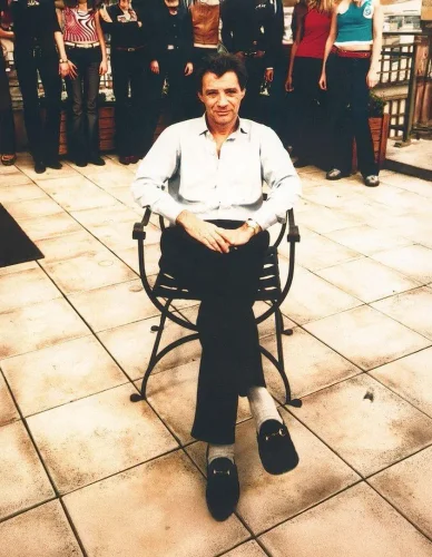 Affaire Epstein ancienne photo de Jeffrey Epstein assis.