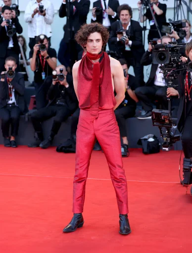 Timothée Chalamet tenue rouge festival. Timothée Chalamet look rouge tapis rouge.