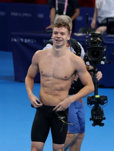 Après sa course, Léon Marchand sourit en zone mixte.