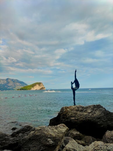Die berühmte Skulptur in Budva „Die Tänzerin aus Budva“ oder „Die Ballerina“