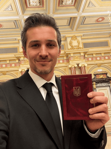 Акім Галімов із державною нагородою України від Президента України Акім Галімов із орденом «За заслуги»