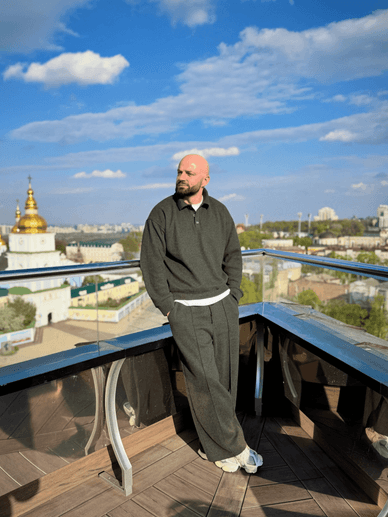 Слава Дьомін позує на відкритій терасі, Київ Слава Дьомін