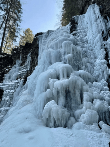Карпатський Манявський водоспад взимку Карпатський Манявський водоспад