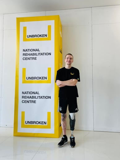 Єгор Олійник в центрі Unbroken