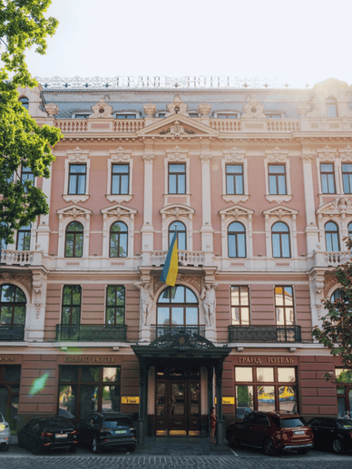 Екстер'єр п'ятизіркового Grand Hotel Lviv Casino & Spa Парковка Grand Hotel Lviv