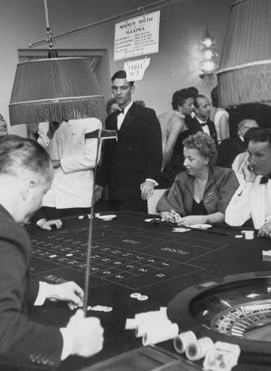 صورة قديمة بالأبيض والأسود للعبة روليت في كازينو مراكش.