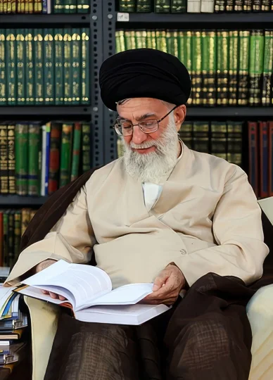 Ali Hoseini Chamenei czyta książkę