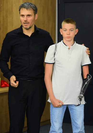 Головний лікар-протезист та співзасновник фонду Protez Foundation Яків Градинар разом із пацієнтом, який отримав протез руки Яків Градинар разом із пацієнтом, який отримав протез руки