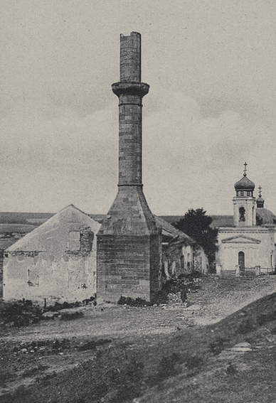 Руїни мечеті Валіде-Султан з мінаретом на тлі церкви Святого Олександра Невського у Хотині