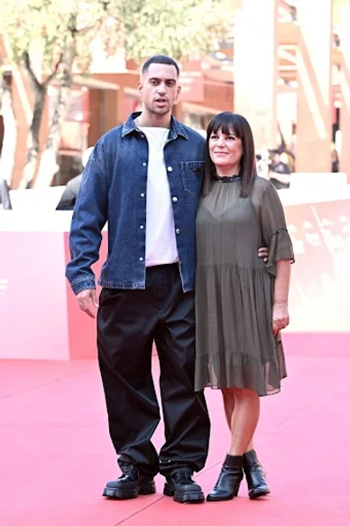 Mahmood con sua madre