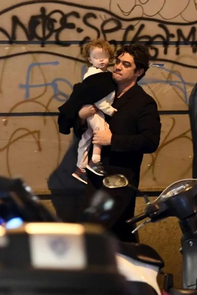 Riccardo Scamarcio e sua figlia Scamarcio con la figlia