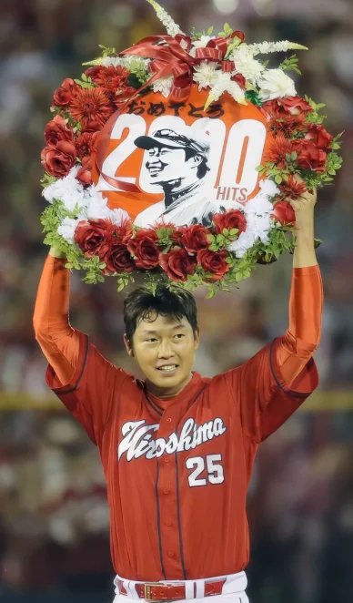 通算記録 2016年、神宮球場で200本目の安打を記録した後に記念のプレートを掲げる新井貴弘