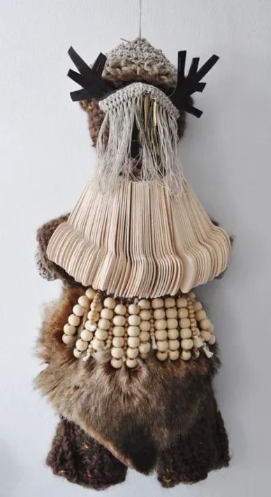 Tableau d'Aurélie Mathigot, sculpture textile murale masquée.