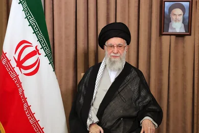 علي حسيني خامنئي: سيرة رجل صعد من الحوزة إلى قمة السلطة في إيران